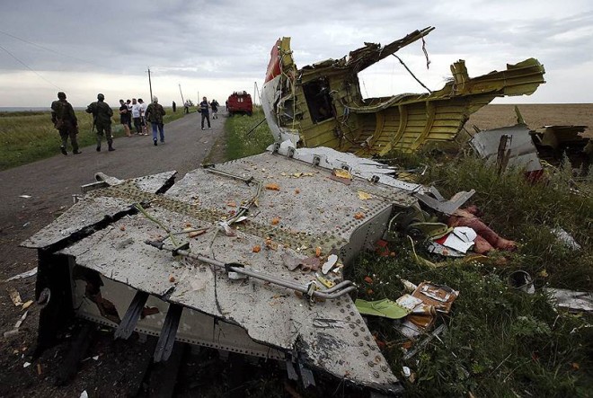 Место крушения боинга 777 на Украине (2)