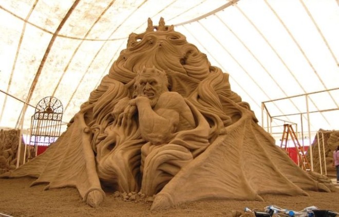 Скульптура дьявола из песка (10)