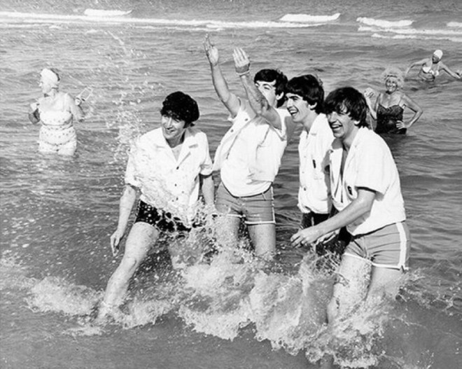 The Beatles резвятся на пляже в Майами в 1964 году