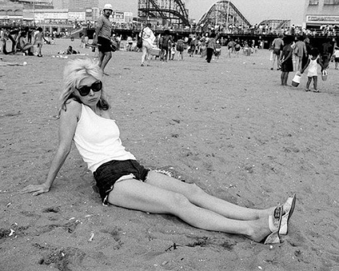 Дебби Харри на пляже Кони-Айланд в июле 1978 года