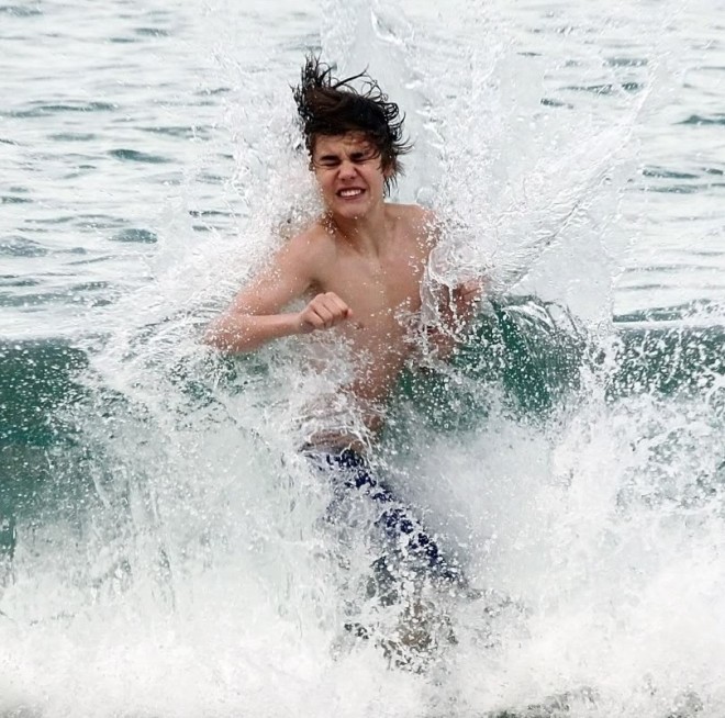 Джастин Бибер борется с волнами в Сиднее 24 апреля 2010 года
