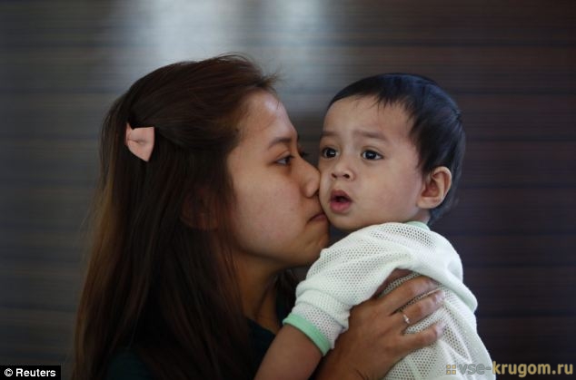 Муж этой девушки (Erny Khairul) по имени Mohd Khairul Amri Selamat был на борту малазийских авиалиний рейса MH370. Она целует свою дочь в аэропотру назначения.