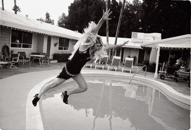 Кеша прыгает в бассейн в одном из отелей Палм-Спрингс, Калифорния, 2010 год