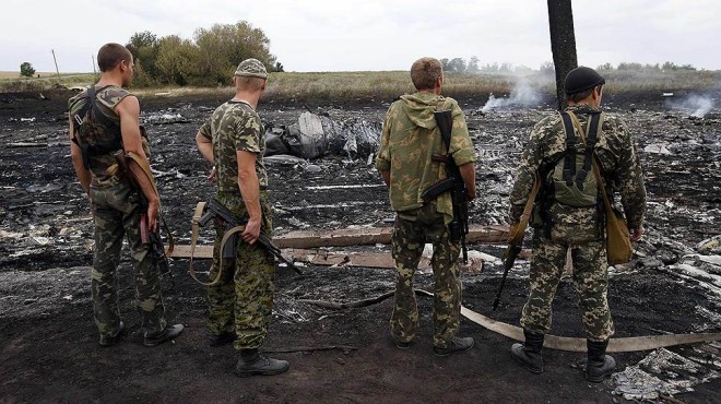 Место крушения боинга 777 на Украине (4)