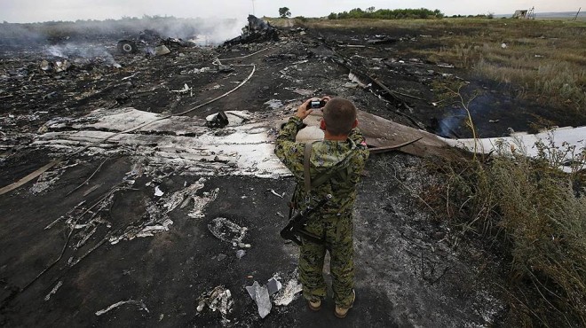 Место крушения боинга 777 на Украине (5)