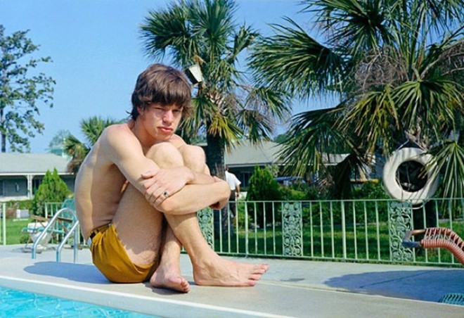Мик Джаггер сидит на нырятельной вышке в Саванне во время американского тура The Rolling Stones в 1965 году
