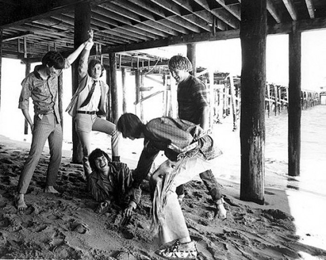 Нил Янг с составом Buffalo Springfield валяет дурака на песке в Малибу в 1967 году
