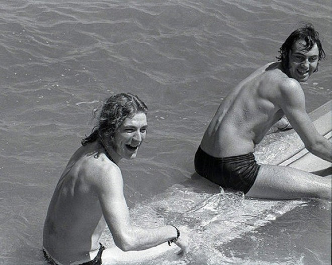 Менеджер Led Zeppelin Ричард Коул и Роберт Плант занимаются серфингом в Гонолулу, май 1969 года