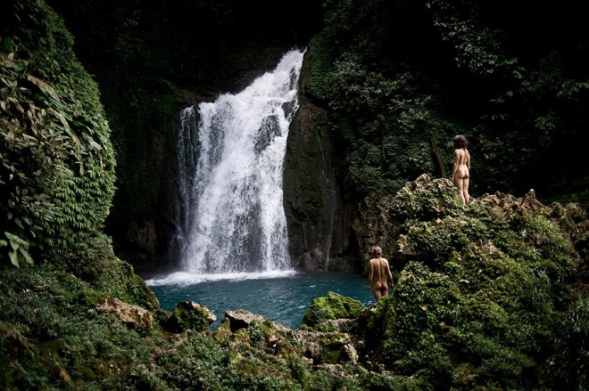 В самом центре Гватемалы вот в такой водопад ныряла обнаженная пара
