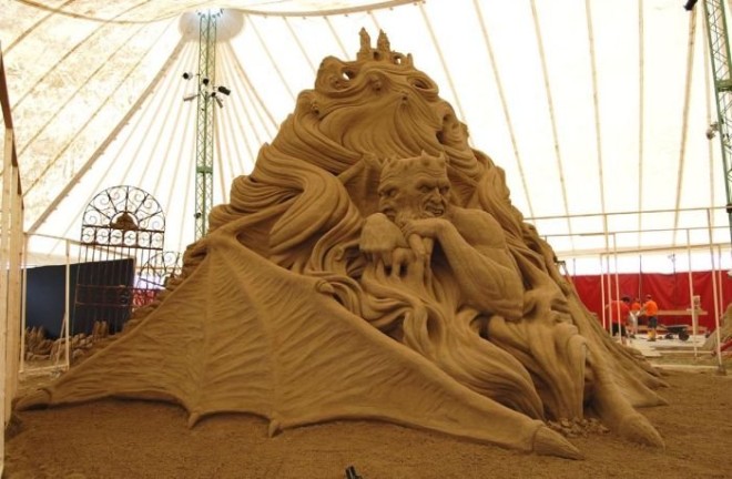 Скульптура дьявола из песка (11)
