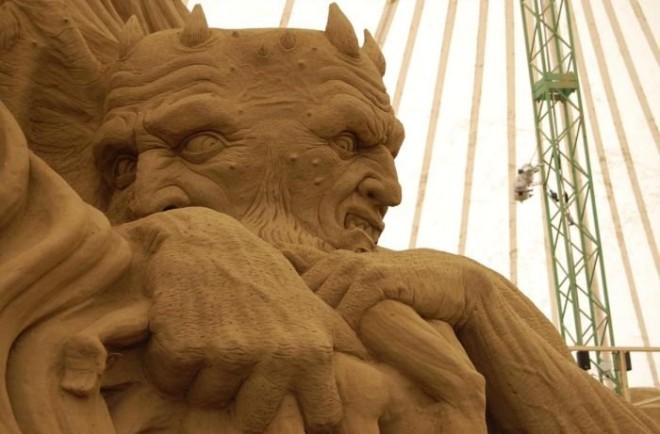 Скульптура дьявола из песка (12)