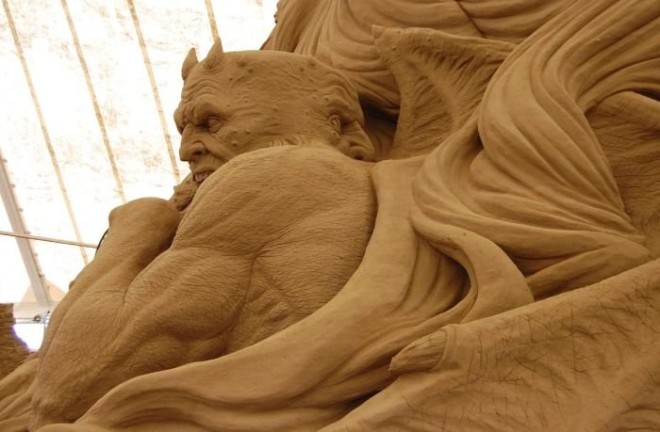 Скульптура дьявола из песка (13)