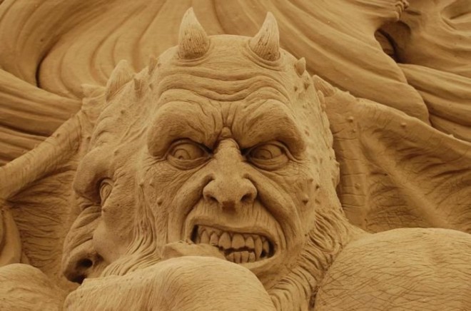Скульптура дьявола из песка (14)