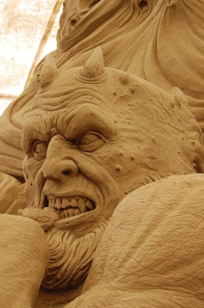 Скульптура дьявола из песка (15)