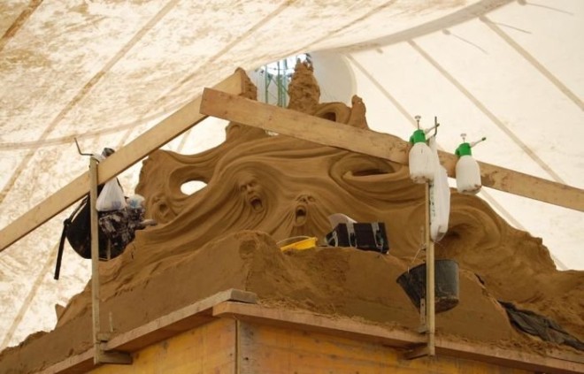 Скульптура дьявола из песка (3)