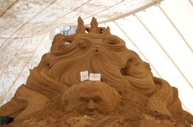 Скульптура дьявола из песка (5)