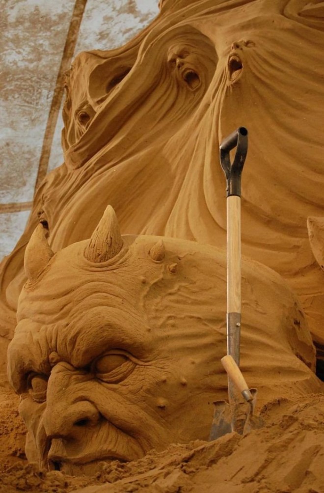 Скульптура дьявола из песка (6)