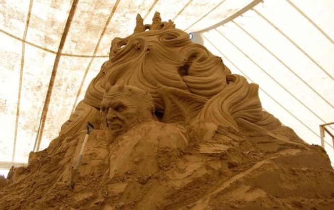 Скульптура дьявола из песка (7)
