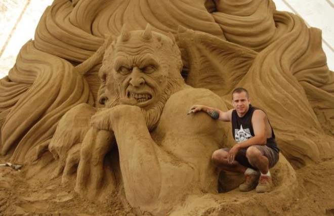 Скульптура дьявола из песка (8)