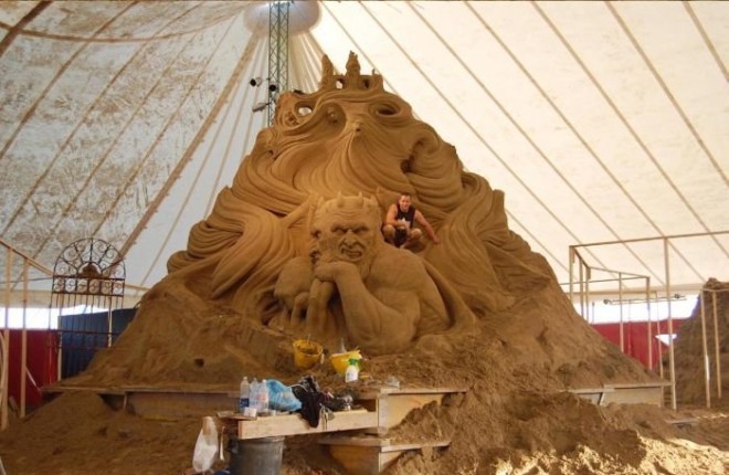 Скульптура дьявола из песка (9)