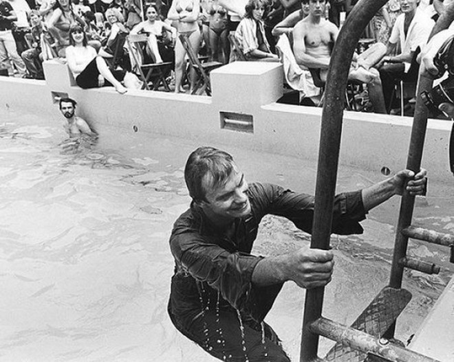 Стинг вылезает из бассейна во время гастролей The Police в Голландии, 6 июня 1979 года