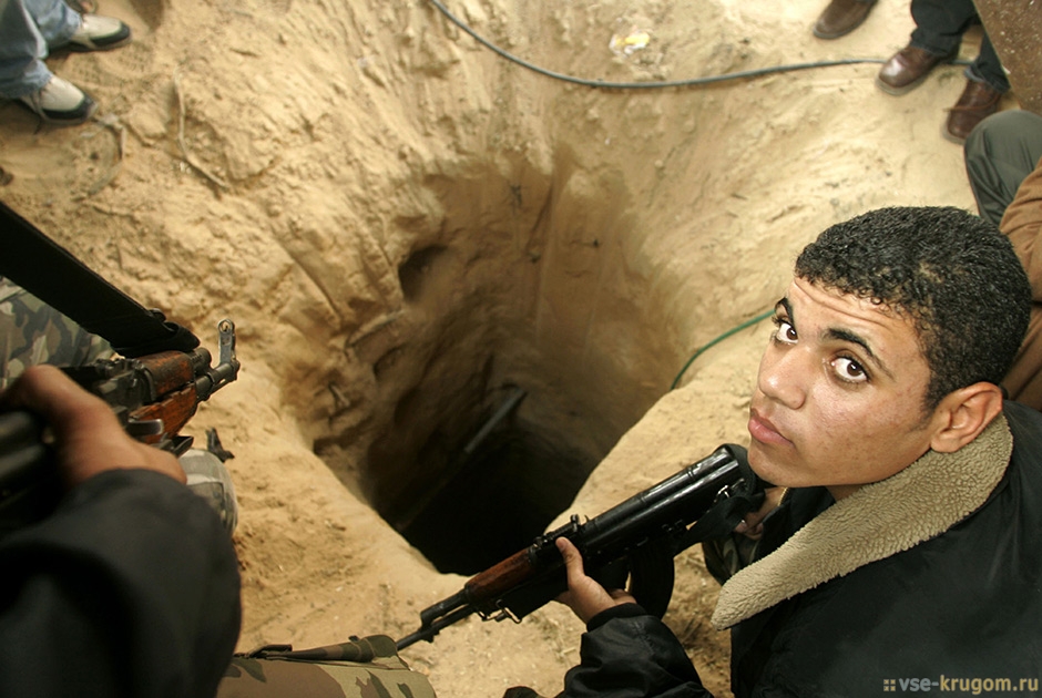 Палестинский сотрудник службы безопасности готовится опечатать тоннель под палестино-египетской границей. 11 декабря 2005 года