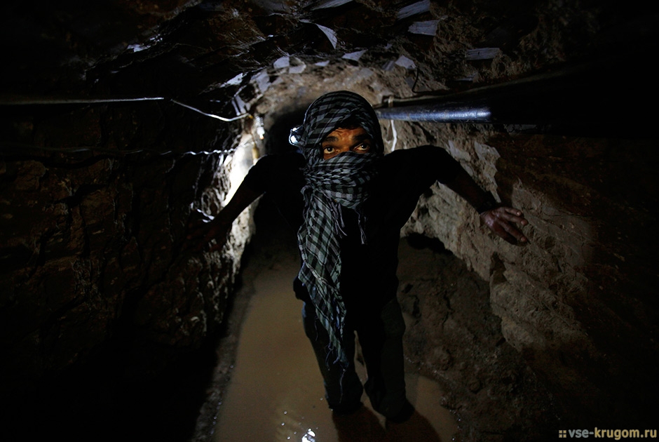 Палестинец внутри затопленного Египтом тоннеля в Рафахе. 19 сентября 2013 года