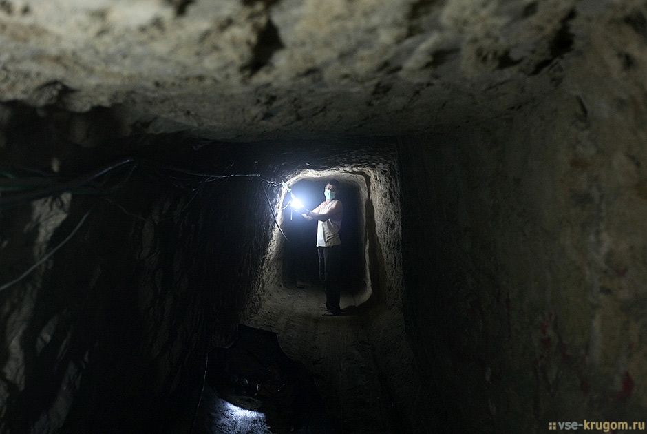 Палестинец зажигает свет в тоннеле в городе Рафах, расположенном на границе сектора Газа с Египтом. 26 июля 2010 года