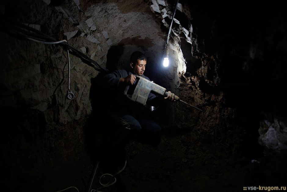 Палестинский рабочий ремонтирует тоннель, затопленный египетскими властями. 10 февраля 2013 года