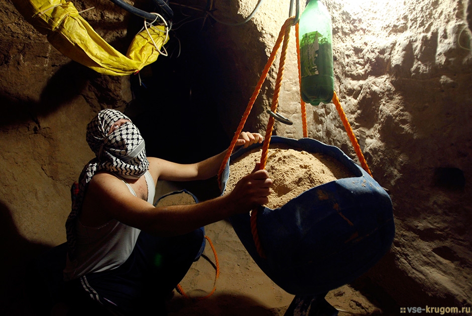 Палестинец ремонтирует тоннель, который проходит под палестино-египетской границей. 22 января 2009 года