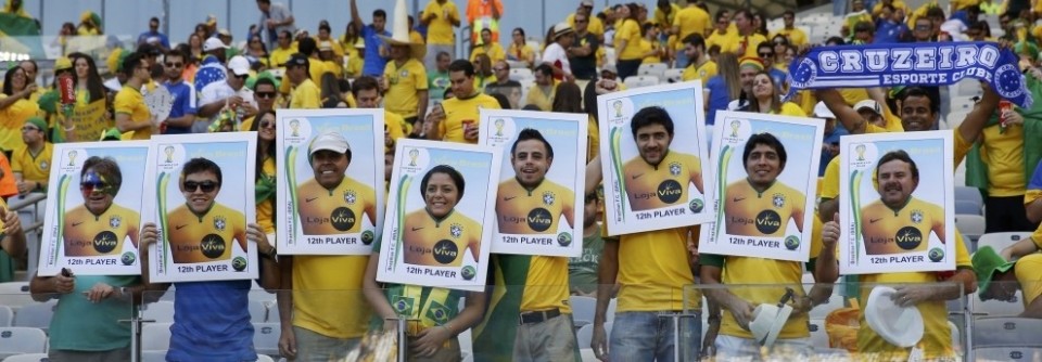 Фанаты сборной Бразилии буквально поняли фразу «12-й игрок» и ходили на матчи со специальными накладками в виде наклеек