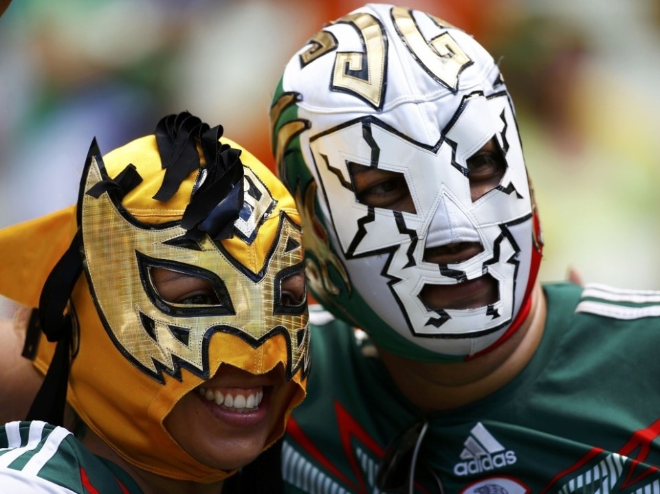 Маски на лицах фанатов сборной Мексики — дань уважения второму по популярности виду спорта в стране - рестлингу