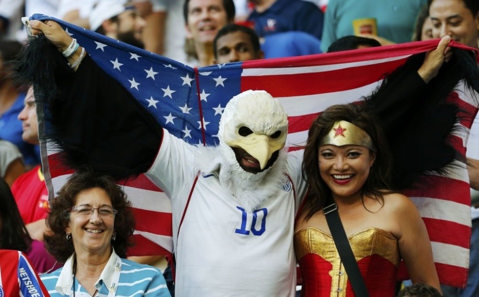 За сборную США болели тоже свои супергерои — национальный символ страны белоголовый орлан и герой комиксов Супер-Женщина