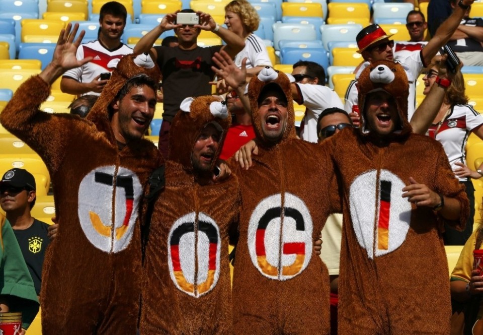 Фанаты сборной Германии в образе медведей Йоги