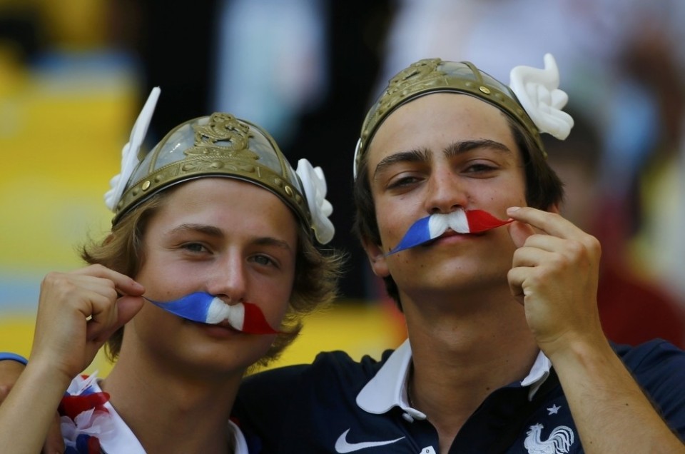У настоящих болельщиков сборной Франции французские мотивы в фанатских костюмах. Например, «трехцветные» Астериксы