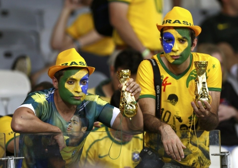 Грустные фанаты сборной Бразилии — самый распространенный кадр после полуфинальной игры с командой Германии