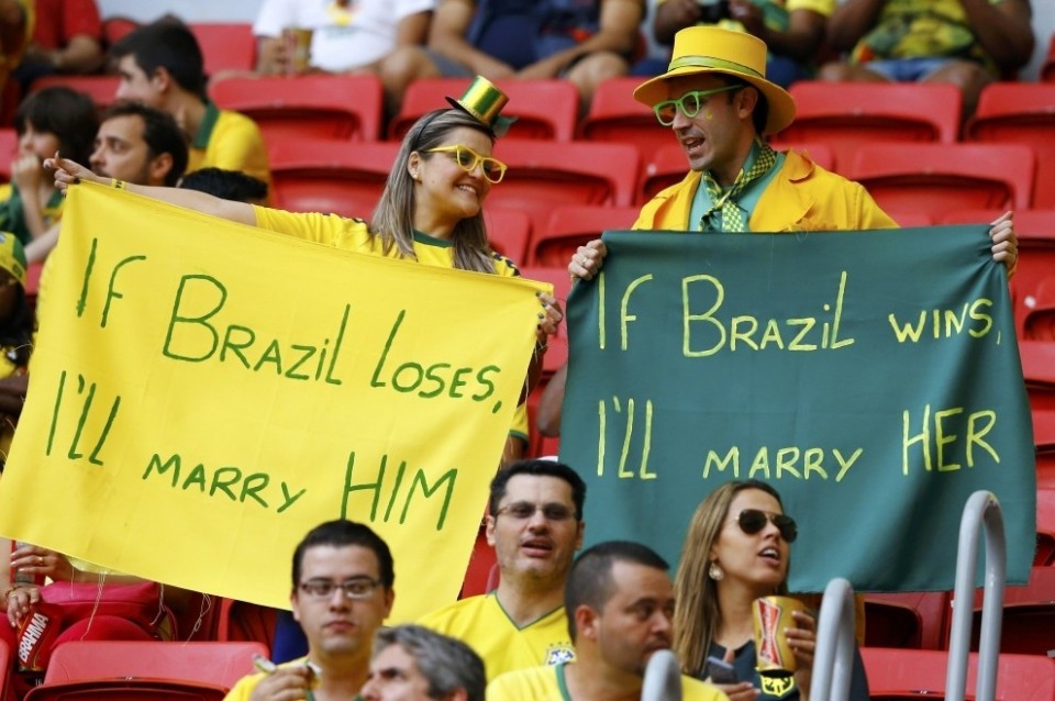 Надпись на баннерах: "Если Бразилия проиграет, я выйду за него замуж", "Если Бразилия выиграет, я женюсь на ней!"