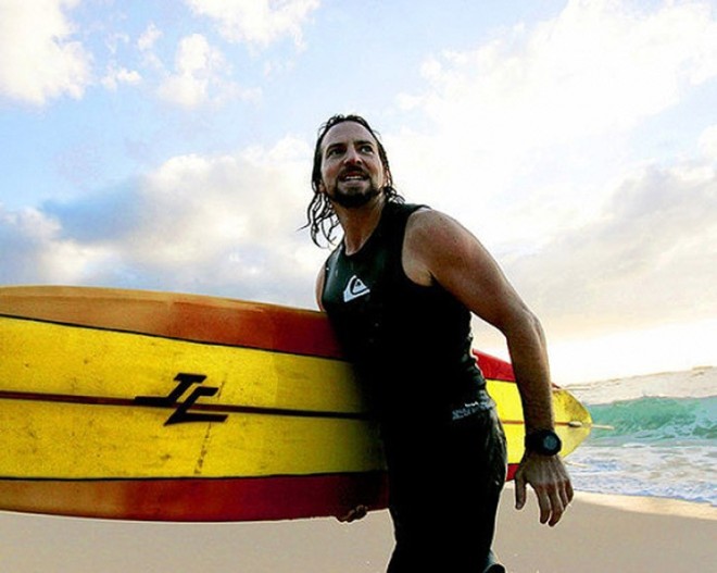 Эдди Веддер после катания на серфе на Гавайях
