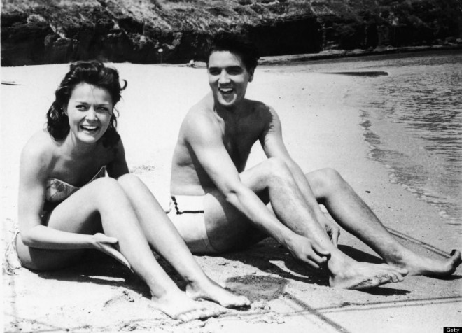 Элвис Пресли отдыхает на гавайском пляже во время съемок фильма «Голубые Гавайи» в 1961 году