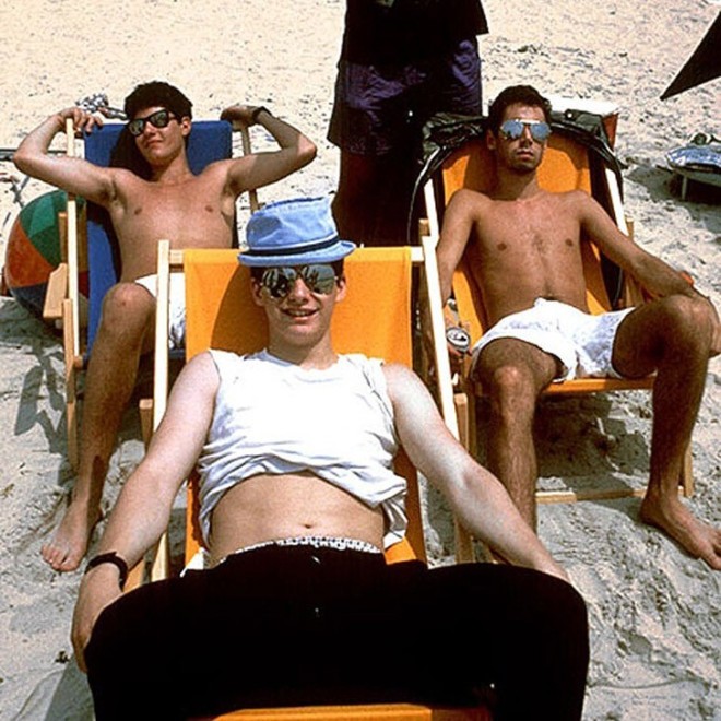 Beastie Boys нежатся на солнце на пляже Кони-Айланд, Бруклин, в июле 1985 года