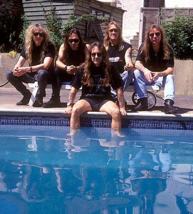 Iron Maiden позируют на бортике бассейна в мужских шортах в доме бас-гитариста группы Стива Харриса в 1995 году