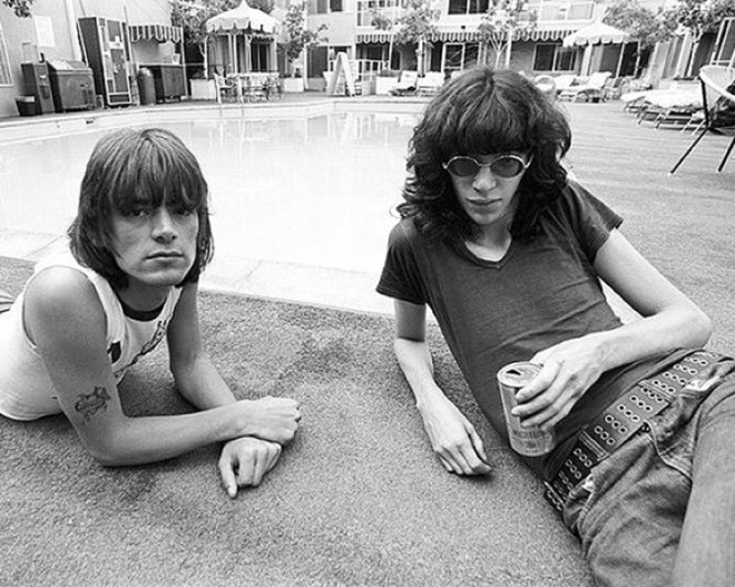 Ramones выпивают у бассейна в 1976 году
