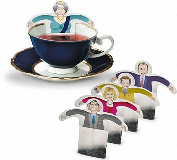 В немецкой дизайн-студии Donkey Products разработали дизайн чайных пакетиков c бумажными поплавками в виде членов королевской семьи Англии.