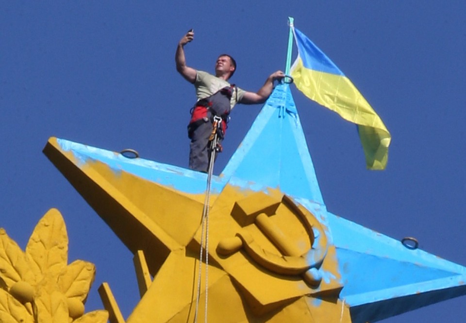 Селфи альпиниста, который снимал флаг