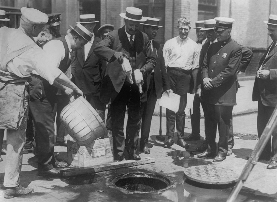 Полиция Нью-Йорка сливает конфискованный алкоголь в канализацию