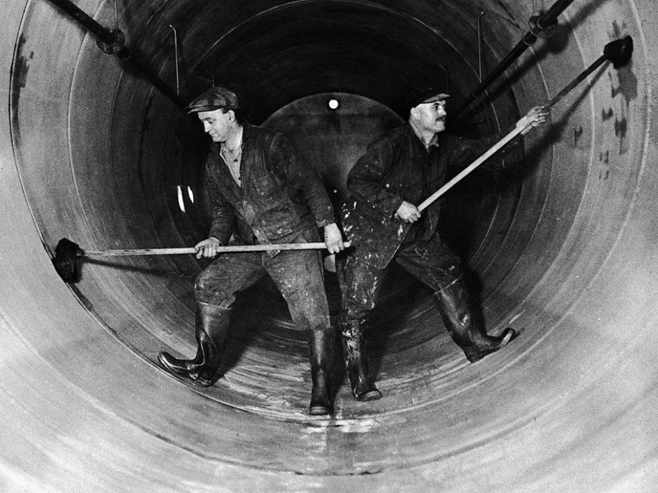 23 ноября 1932 года: два работника чистят пивную цистерну для возобновления производства пива.