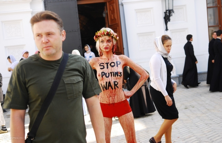 Femen облилась кровью перед церковью (1)