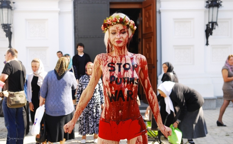 Femen облилась кровью перед церковью (2)