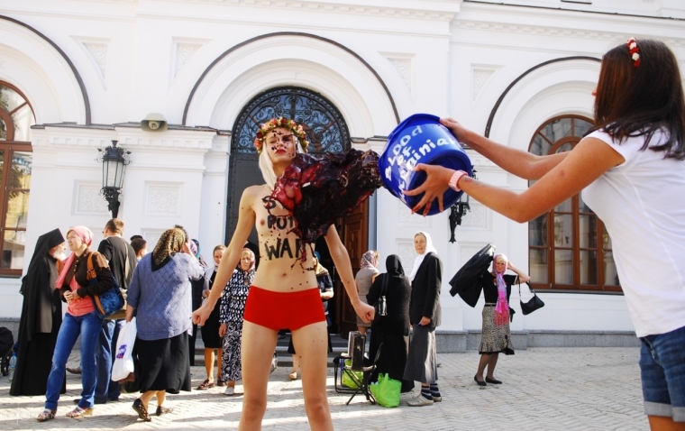 Femen облилась кровью перед церковью (3)