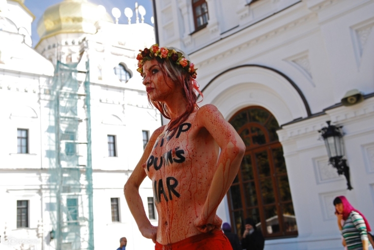 Femen облилась кровью перед церковью (5)